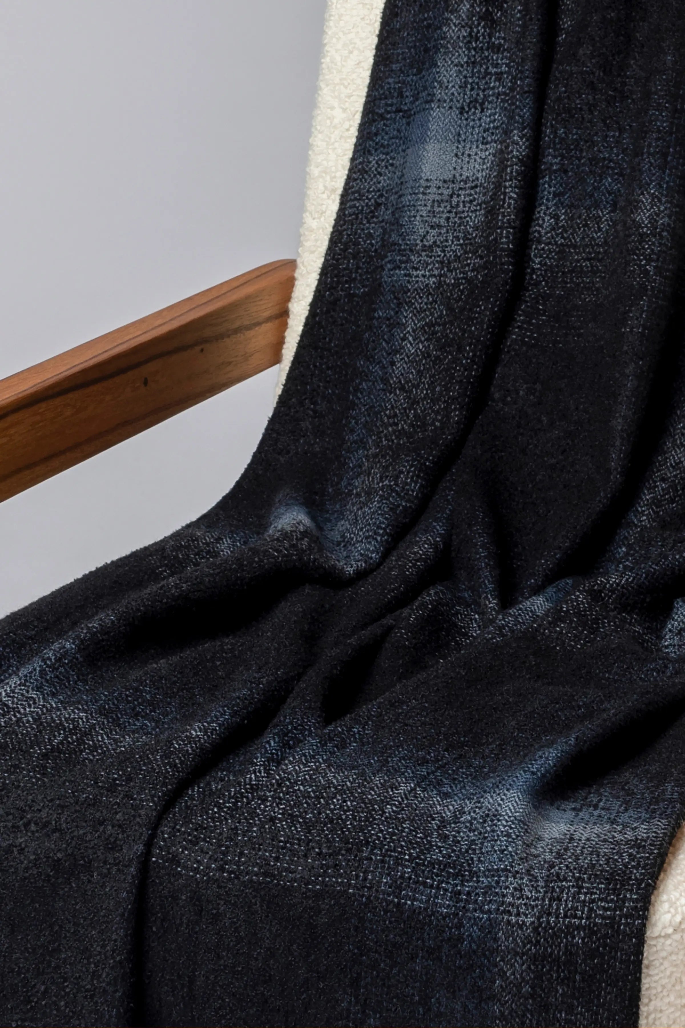 Blurred Cashmere Silk Bouclé Throw in Black
