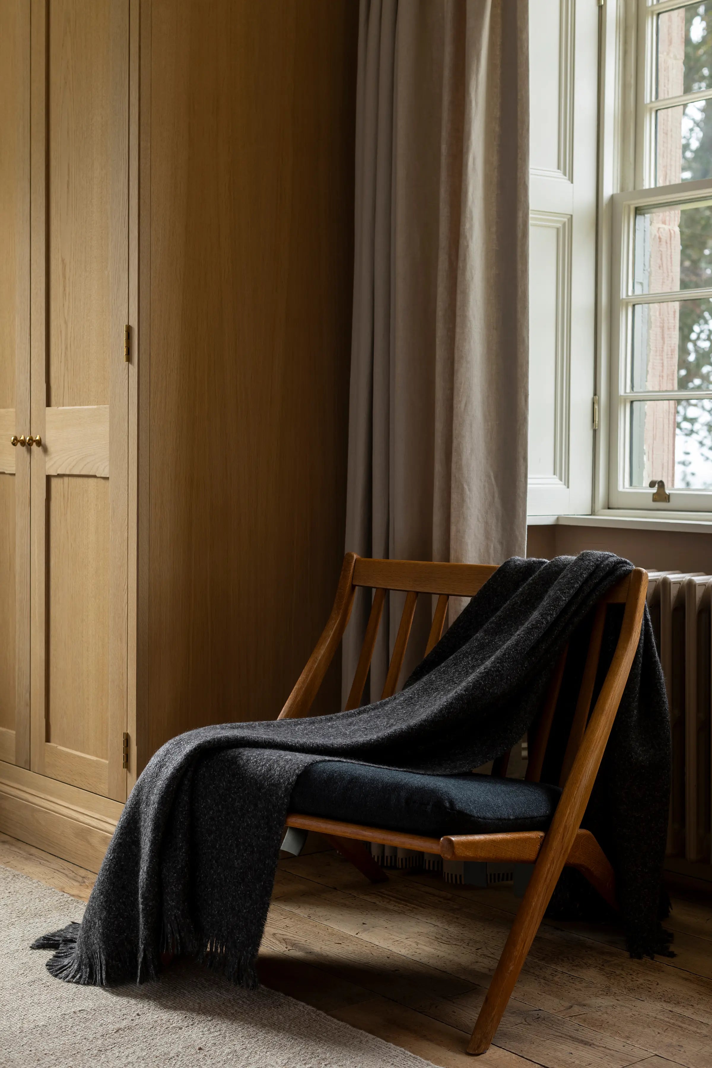 Brushed Bouclé Cashmere Silk Throw in Charcoal