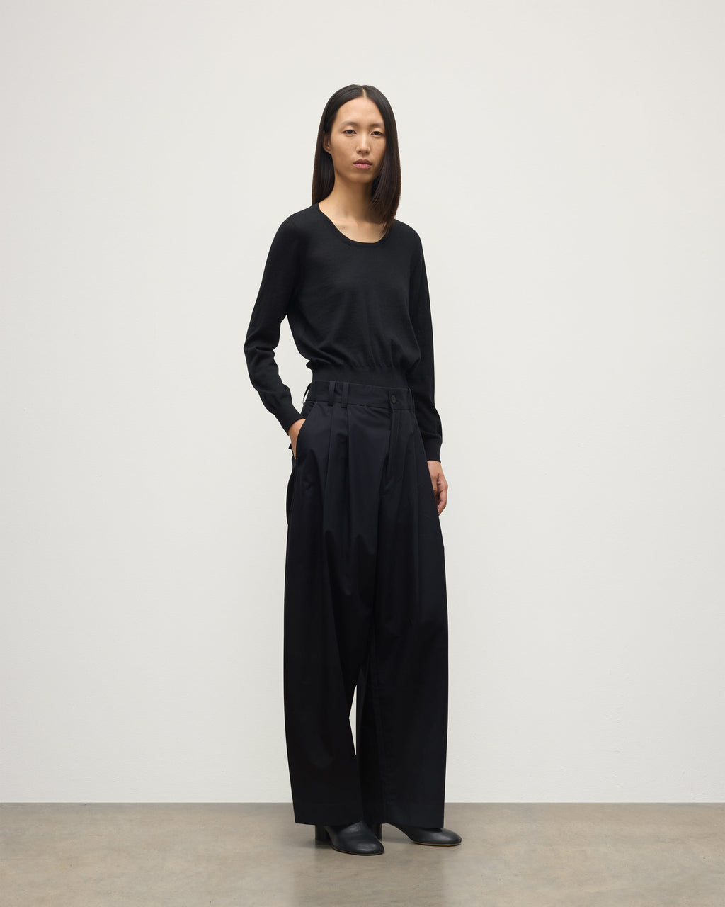 Ella Scoop Neck Superfine Cashmere Black Jumper