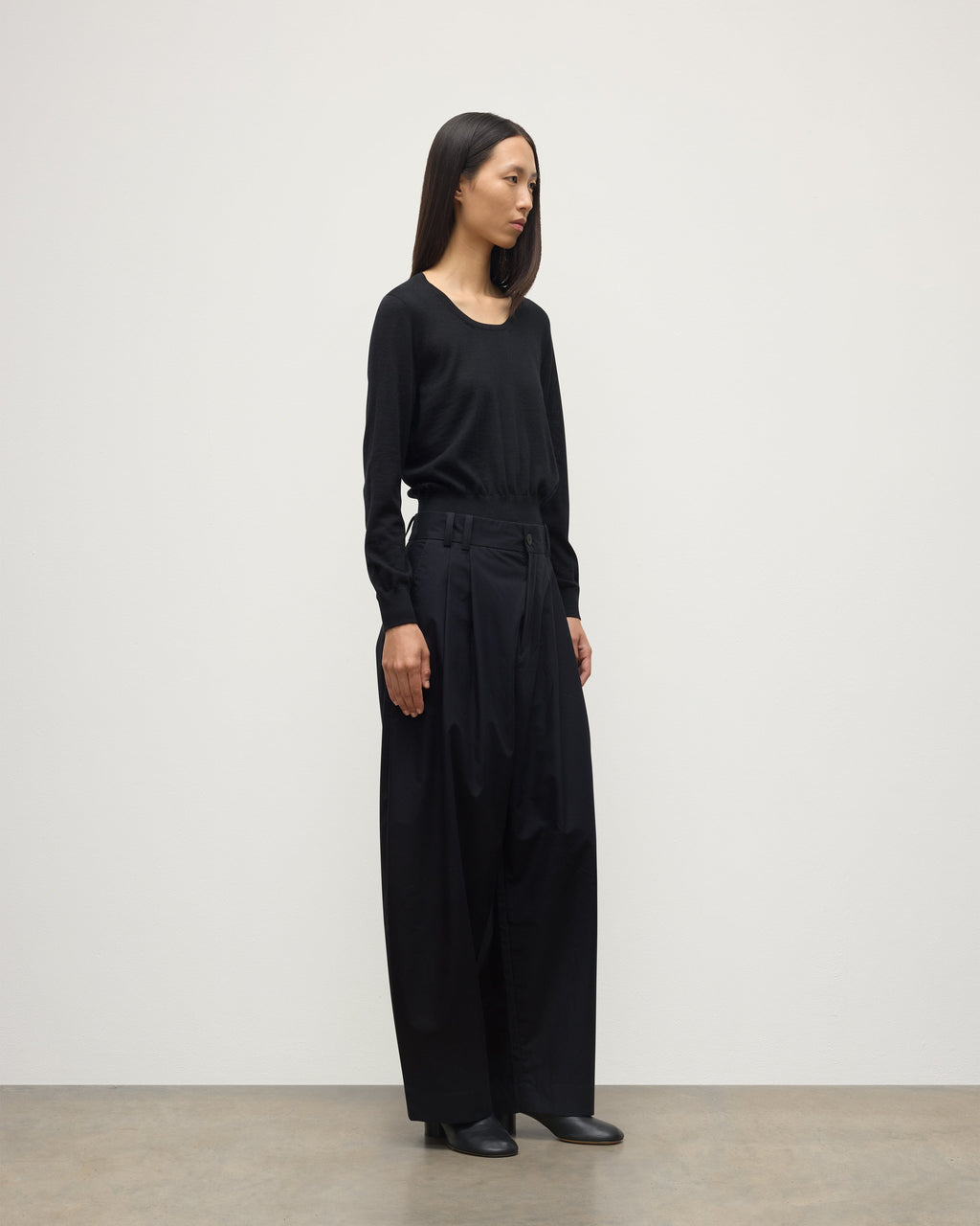 Ella Scoop Neck Superfine Cashmere Black Jumper