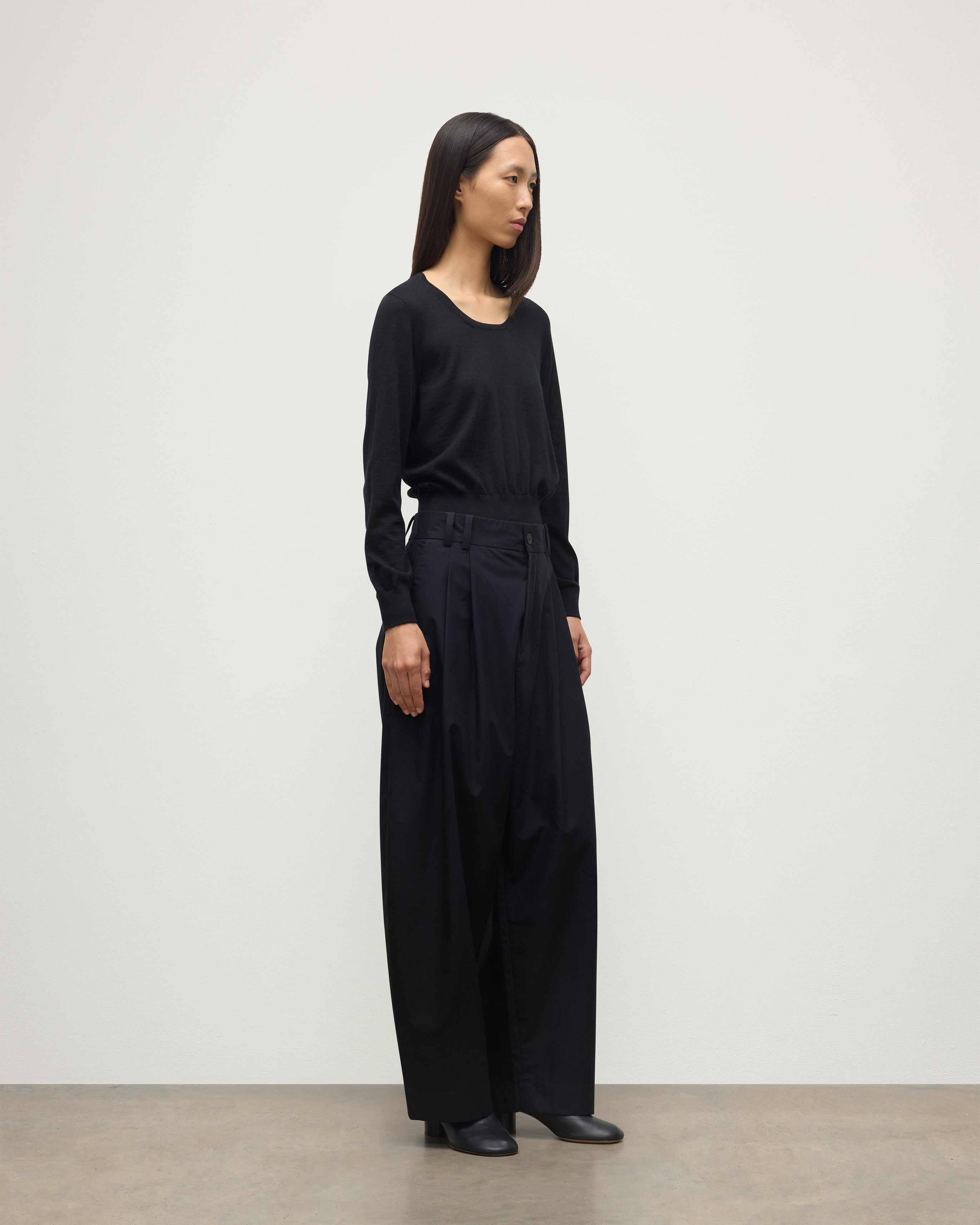 Ella Scoop Neck Superfine Cashmere Black Jumper
