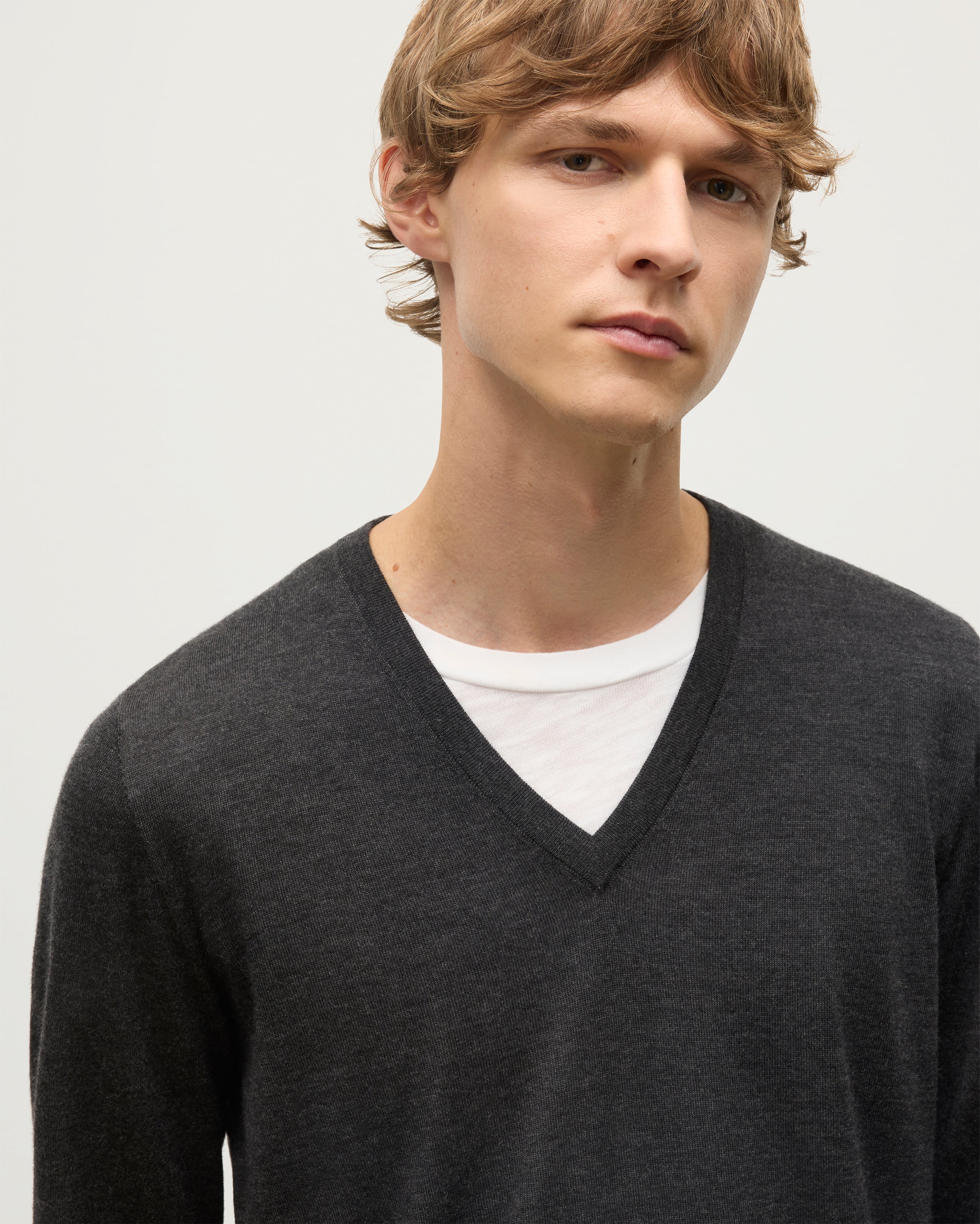 Fin Dark Grey V Neck Superfine Cashmere Jumper