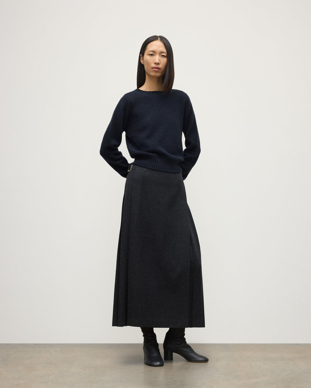 Le Kilt | Johnstons of Elgin Charcoal Long Kilt