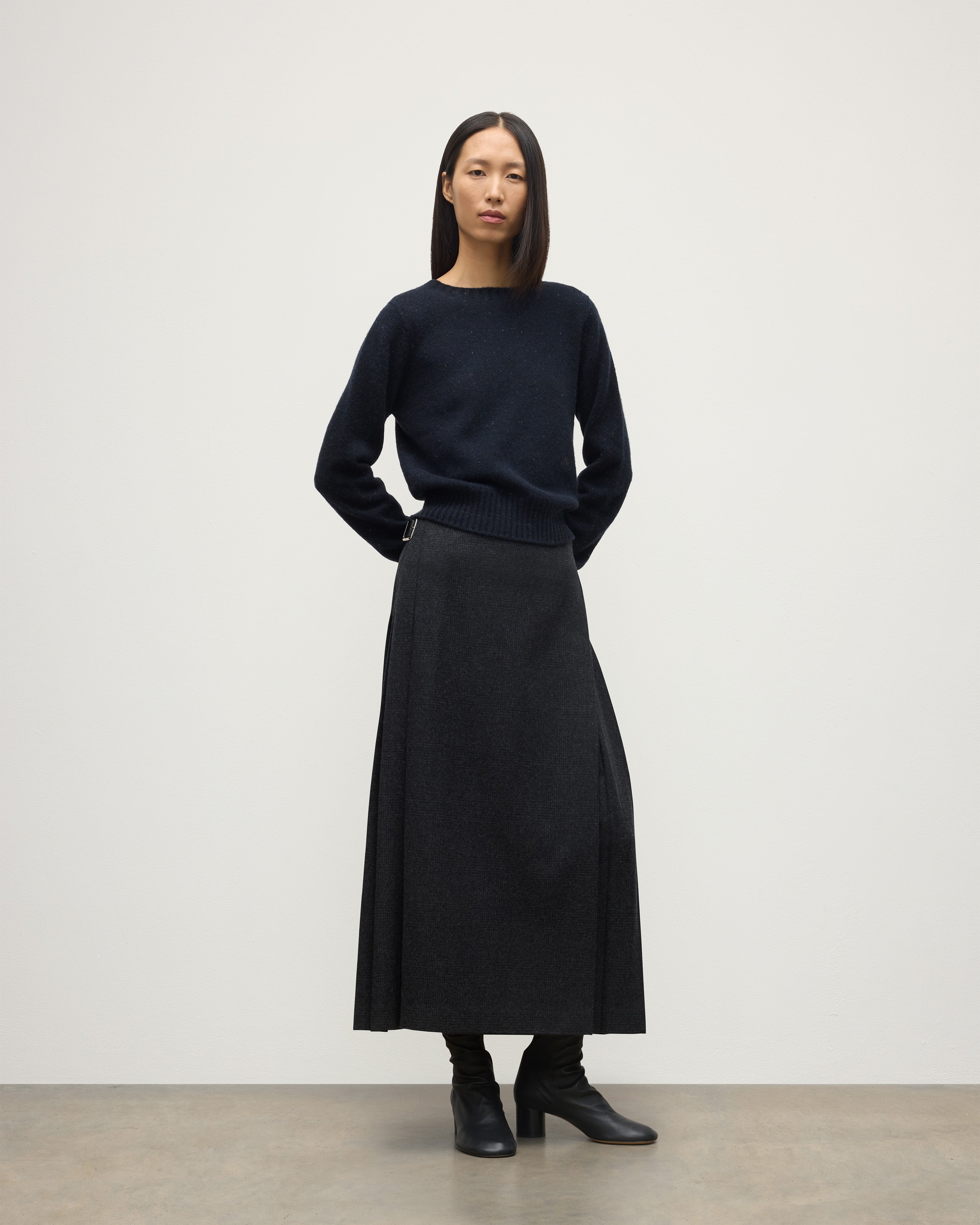 Le Kilt | Johnstons of Elgin Charcoal Long Kilt