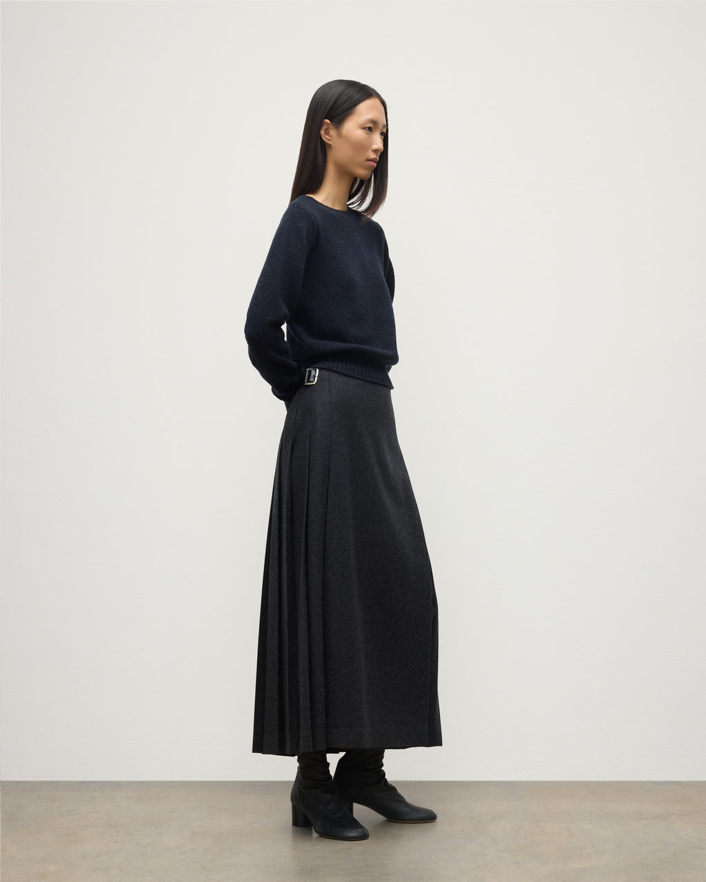 Le Kilt | Johnstons of Elgin Charcoal Long Kilt