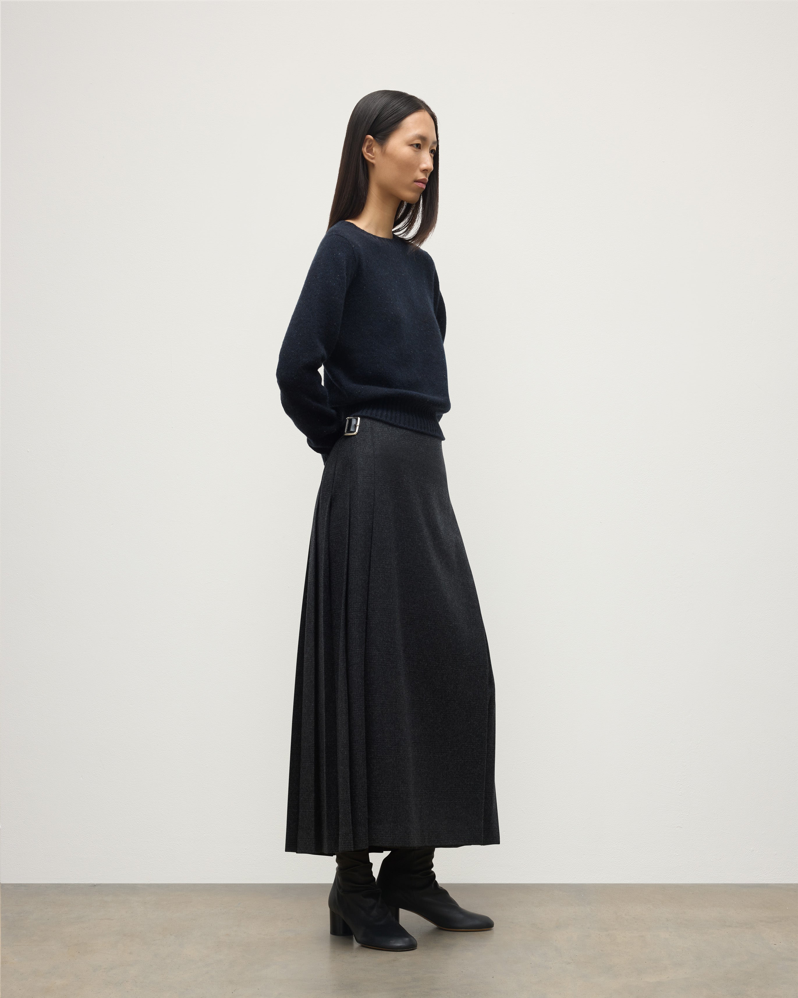 Le Kilt | Johnstons of Elgin Charcoal Long Kilt