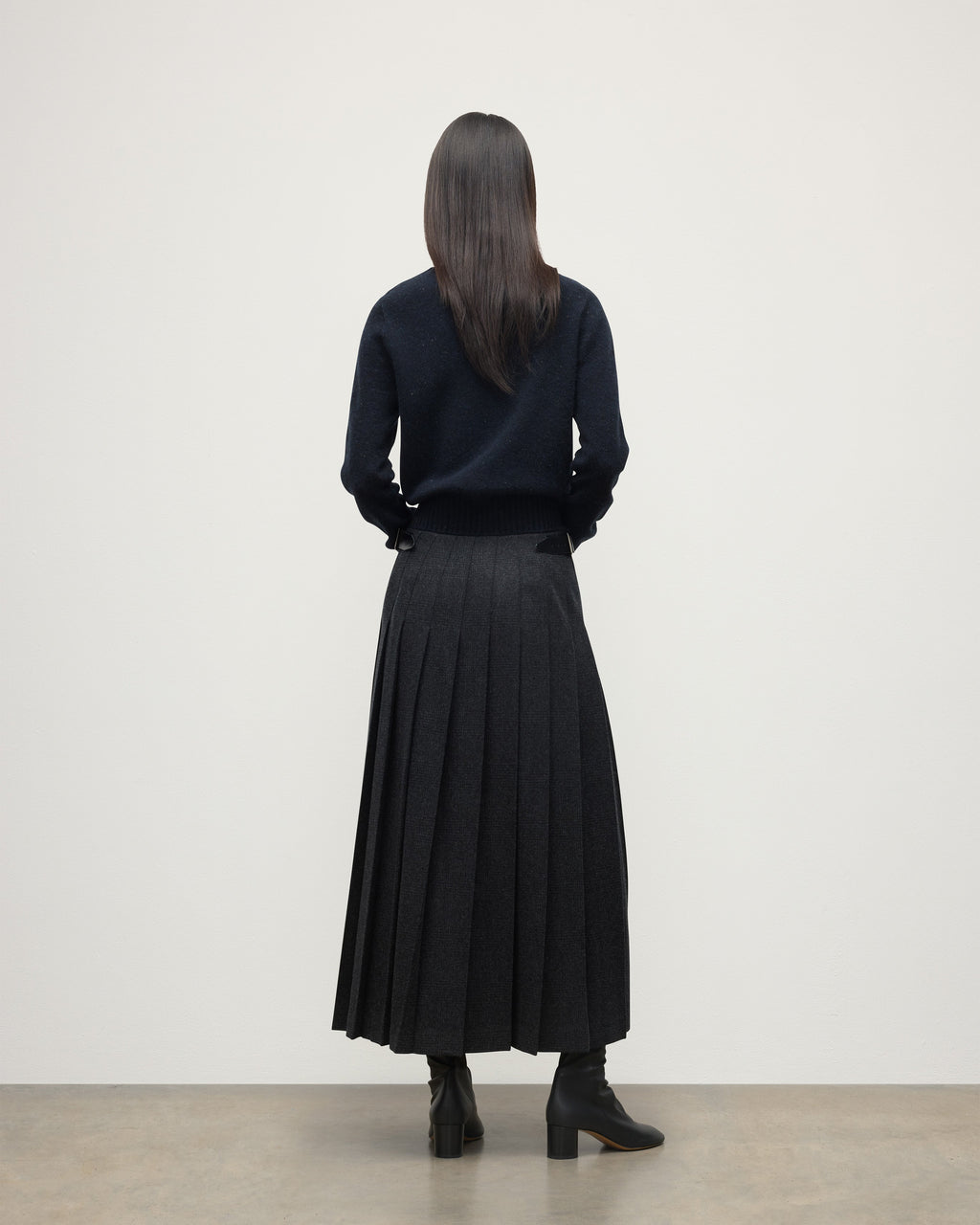 Le Kilt | Johnstons of Elgin Charcoal Long Kilt