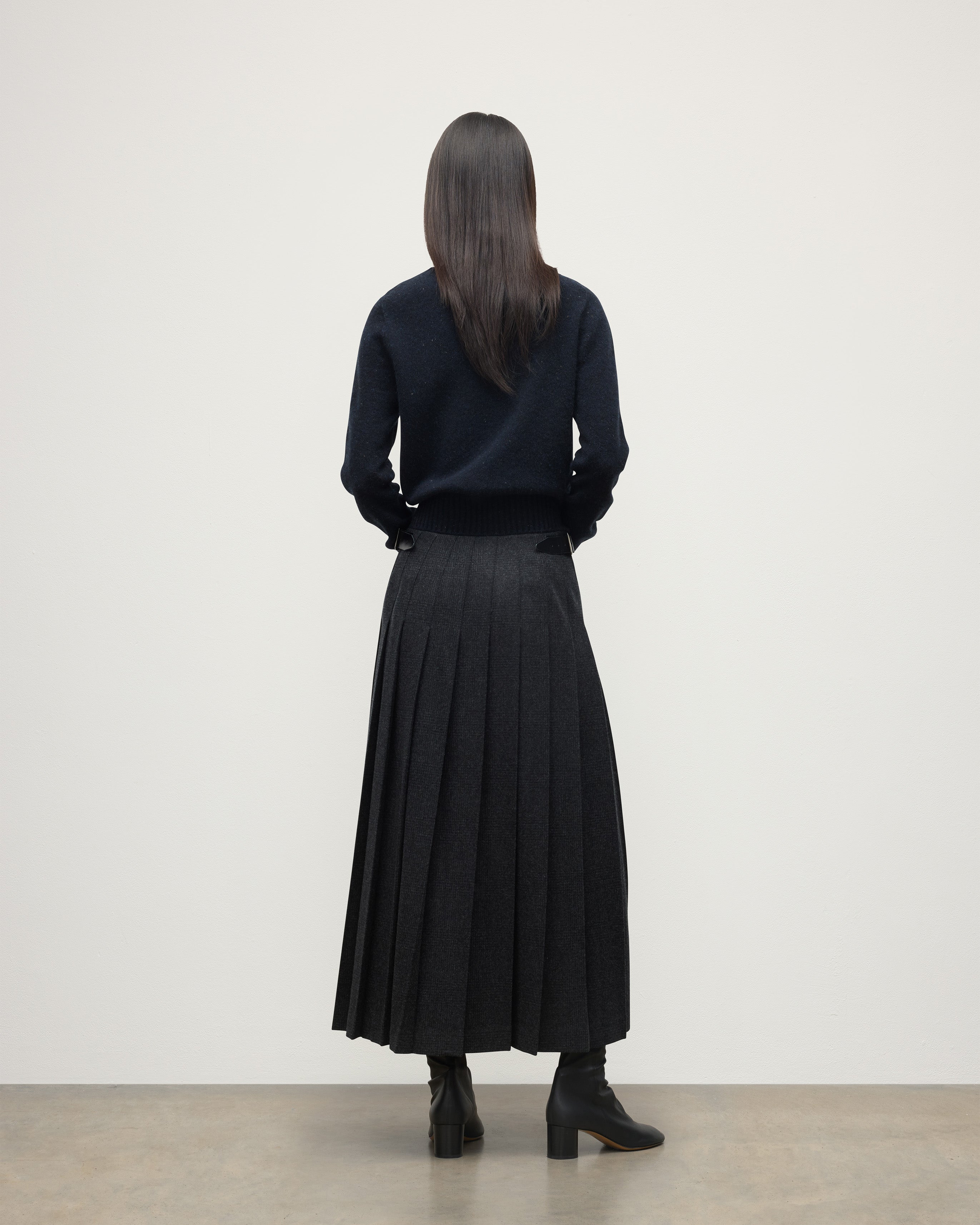 Le Kilt | Johnstons of Elgin Charcoal Long Kilt