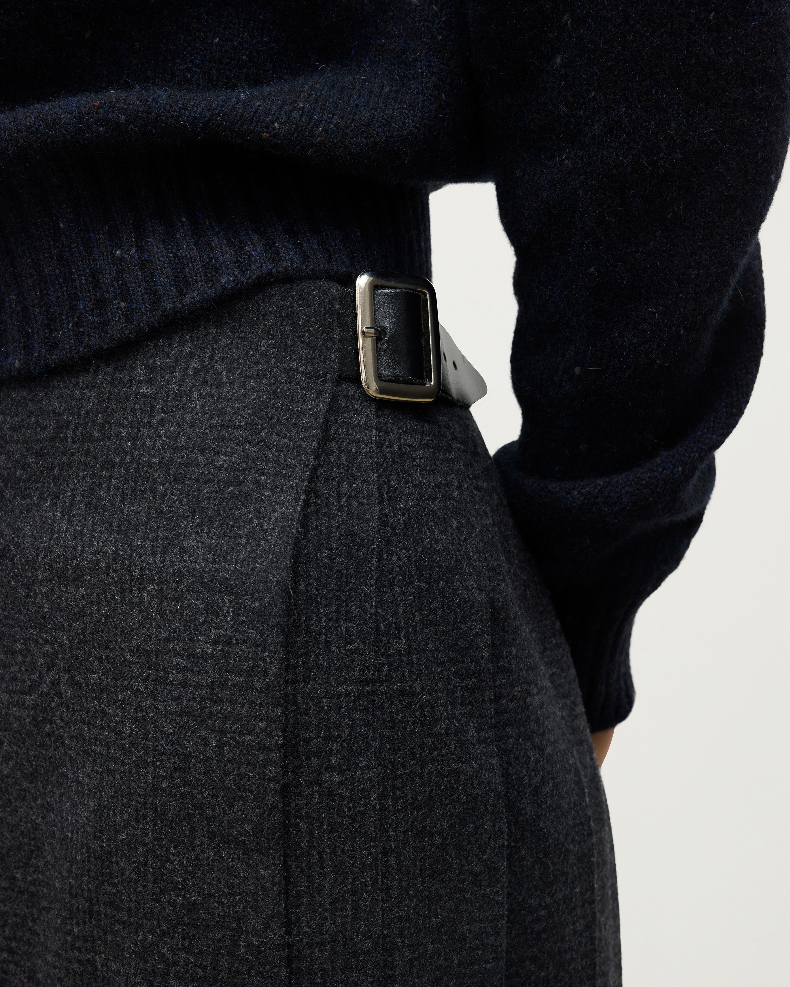 Le Kilt | Johnstons of Elgin Charcoal Long Kilt
